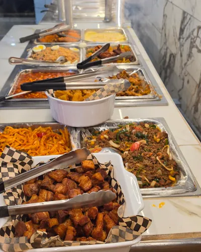 The Goianeiro buffet line with hot trays