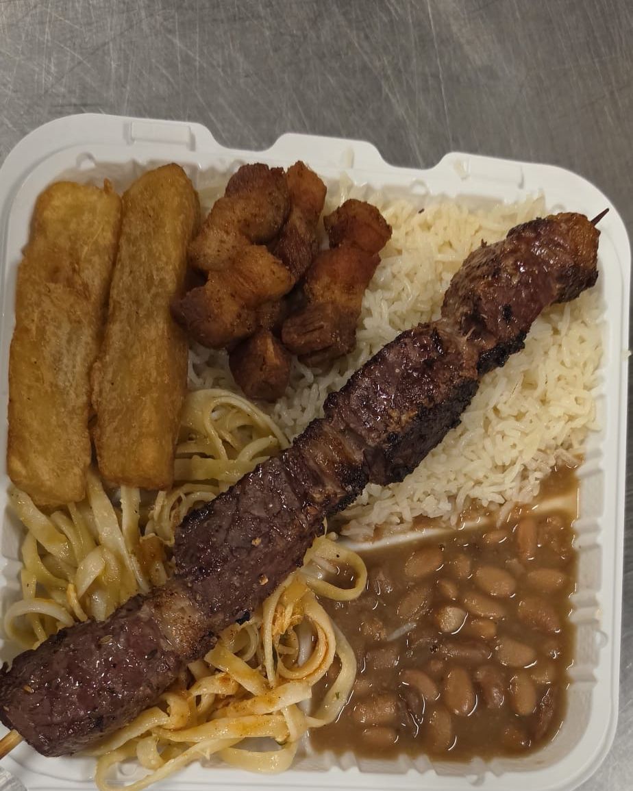 Prato com espetinho packed to go: skewer, rice, beans, pasta, fried cassava and torresmo