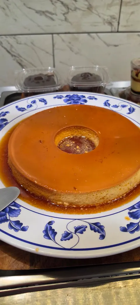Pudim de leite with caramel